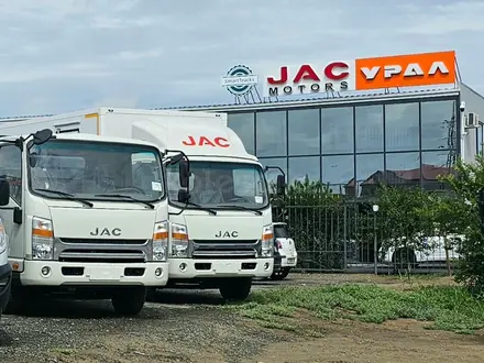 JAC  Бортовой тентованный (евро-фура) на Шасси JAC N 120 2024 года за 27 500 000 тг. в Атырау – фото 89