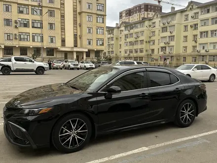 Toyota Camry 2022 года за 14 000 000 тг. в Актау