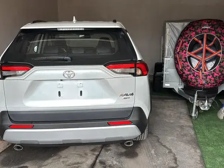 Toyota RAV4 2024 года за 19 300 000 тг. в Караганда – фото 2