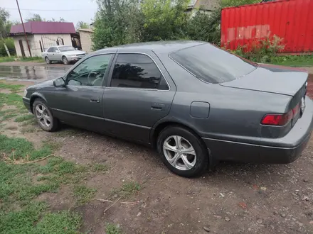 Toyota Camry 1998 года за 2 800 000 тг. в Урджар – фото 2