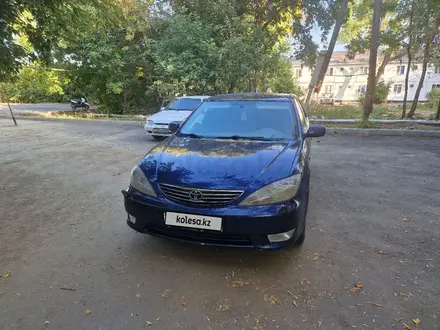 Toyota Camry 2004 года за 5 300 000 тг. в Актобе – фото 2