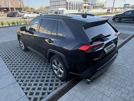 Toyota RAV4 2021 года за 14 200 000 тг. в Актобе – фото 7