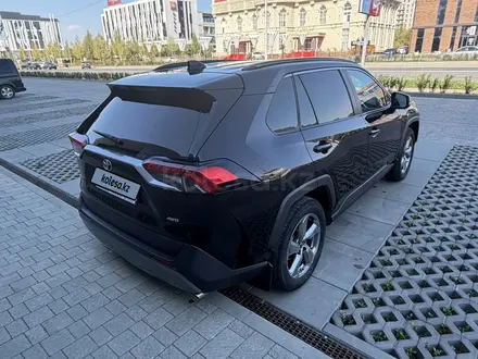 Toyota RAV4 2021 года за 14 200 000 тг. в Актобе – фото 6