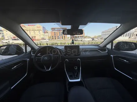 Toyota RAV4 2021 года за 14 200 000 тг. в Актобе – фото 9