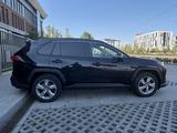 Toyota RAV4 2021 года за 14 200 000 тг. в Актобе – фото 4