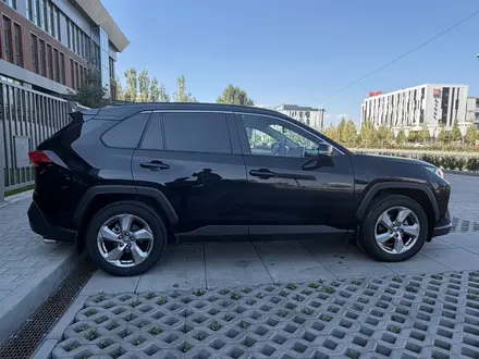 Toyota RAV4 2021 года за 14 200 000 тг. в Актобе – фото 4