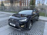Toyota RAV4 2021 года за 14 200 000 тг. в Актобе