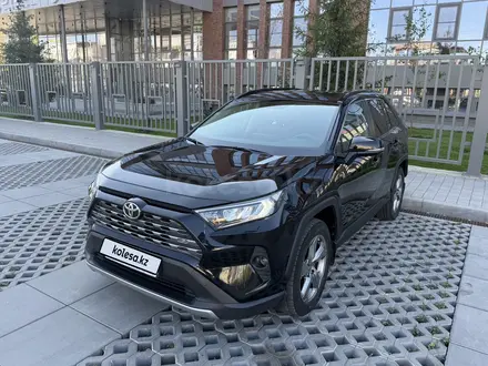Toyota RAV4 2021 года за 14 200 000 тг. в Актобе