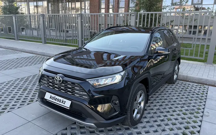Toyota RAV4 2021 года за 14 200 000 тг. в Актобе