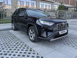 Toyota RAV4 2021 года за 14 200 000 тг. в Актобе – фото 2