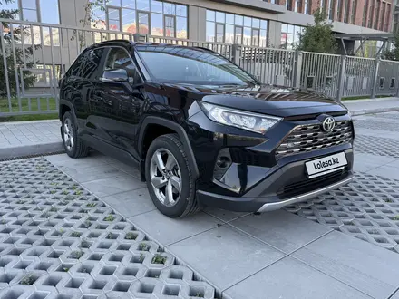 Toyota RAV4 2021 года за 14 200 000 тг. в Актобе – фото 2