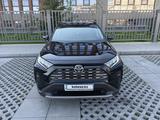 Toyota RAV4 2021 года за 14 200 000 тг. в Актобе – фото 3