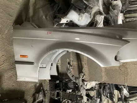 Крыло переднее правое БМВ 3 Е46/BMW 3 E46 за 25 000 тг. в Караганда