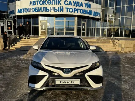 Toyota Camry 2021 года за 11 900 000 тг. в Уральск – фото 3