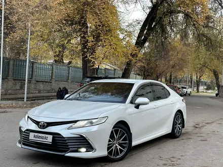 Toyota Camry 2021 года за 16 100 000 тг. в Алматы