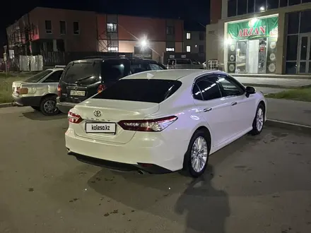 Toyota Camry 2018 года за 13 250 000 тг. в Астана – фото 19