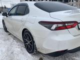 Toyota Camry 2022 года за 14 800 000 тг. в Уральск – фото 3