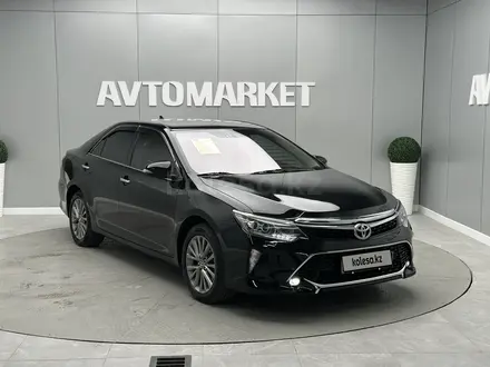 Toyota Camry 2017 года за 10 600 000 тг. в Атырау – фото 2