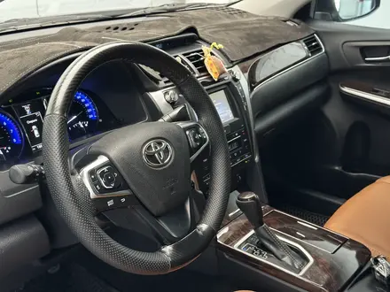 Toyota Camry 2017 года за 10 600 000 тг. в Атырау – фото 11