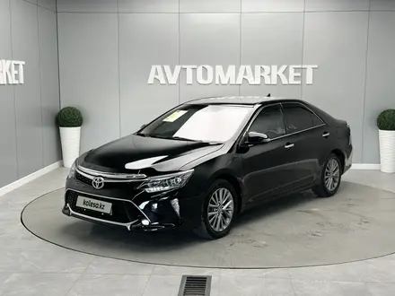 Toyota Camry 2017 года за 10 600 000 тг. в Атырау