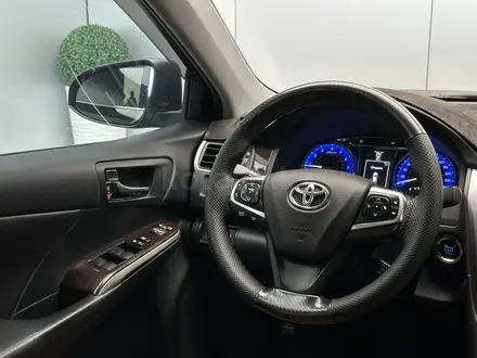 Toyota Camry 2017 года за 10 600 000 тг. в Атырау – фото 6