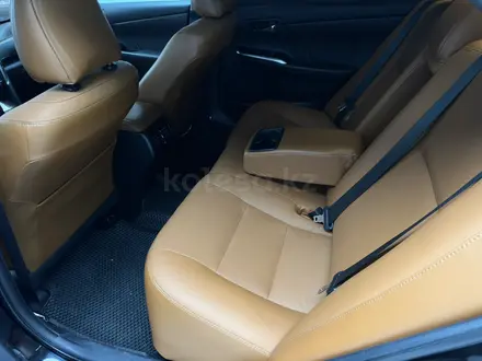 Toyota Camry 2017 года за 10 600 000 тг. в Атырау – фото 8