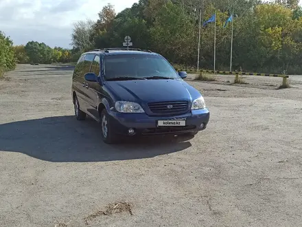 Kia Carnival 2003 года за 4 200 000 тг. в Петропавловск – фото 2