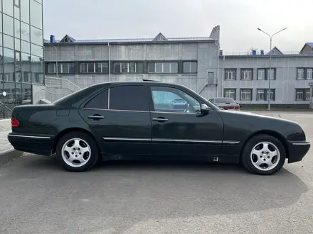 Mercedes-Benz E 320 2001 года за 4 200 000 тг. в Петропавловск – фото 2