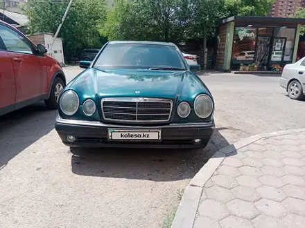 Mercedes-Benz E 230 1996 года за 1 800 000 тг. в Алматы