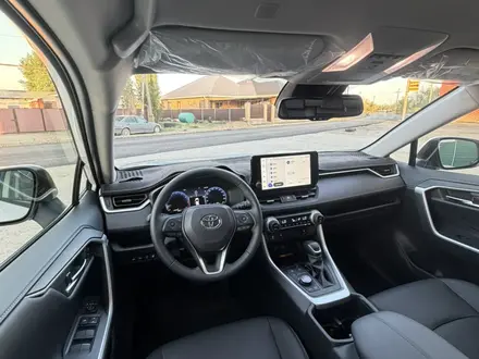 Toyota RAV4 2025 года за 24 000 000 тг. в Актобе – фото 21