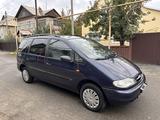 Volkswagen Sharan 1998 годаүшін1 750 000 тг. в Костанай