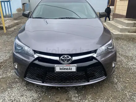 Toyota Camry 2017 года за 6 500 000 тг. в Атырау