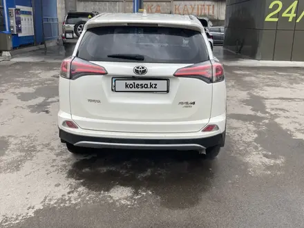Toyota RAV4 2018 года за 11 200 000 тг. в Алматы – фото 2