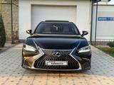 Lexus ES 250 2018 года за 21 000 000 тг. в Шымкент – фото 2