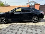 Toyota Camry 2021 года за 17 700 000 тг. в Атырау – фото 4