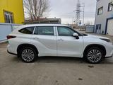 Toyota Highlander 2024 года за 33 000 000 тг. в Атырау – фото 2