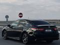 Toyota Camry 2018 года за 9 500 000 тг. в Жанаозен – фото 2