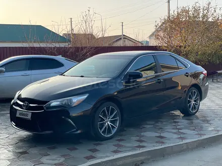 Toyota Camry 2015 года за 8 000 000 тг. в Атырау – фото 3