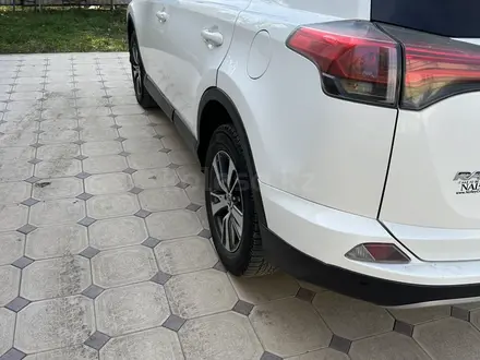 Toyota RAV4 2018 года за 13 550 000 тг. в Алматы – фото 26