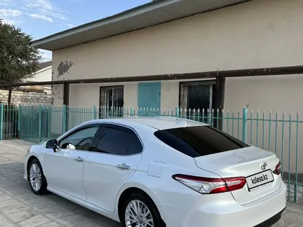 Toyota Camry 2018 года за 15 500 000 тг. в Жанаозен – фото 2