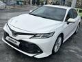 Toyota Camry 2018 года за 11 550 000 тг. в Семей – фото 2