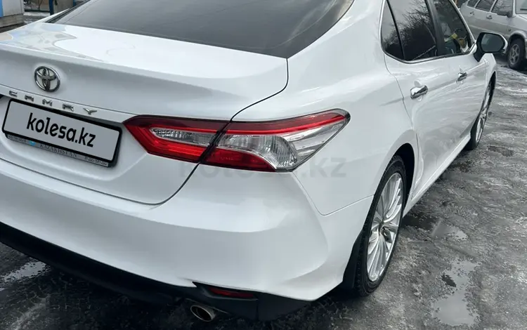 Toyota Camry 2018 года за 11 550 000 тг. в Семей