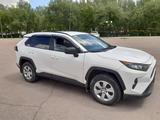 Toyota RAV4 2021 года за 12 500 000 тг. в Астана – фото 2