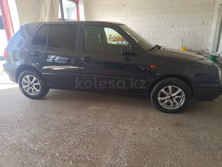 Volkswagen Golf 1996 года за 1 500 000 тг. в Алматы – фото 3