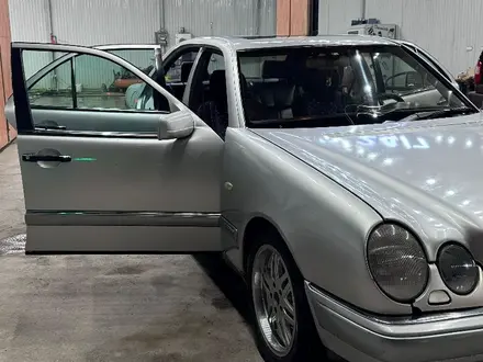 Mercedes-Benz E 230 1995 года за 2 800 000 тг. в Туркестан – фото 2