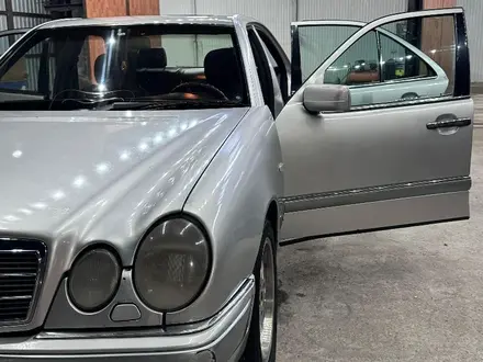 Mercedes-Benz E 230 1995 года за 2 800 000 тг. в Туркестан – фото 3