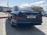Mercedes-Benz E 220 1995 года за 2 400 000 тг. в Шымкент – фото 2
