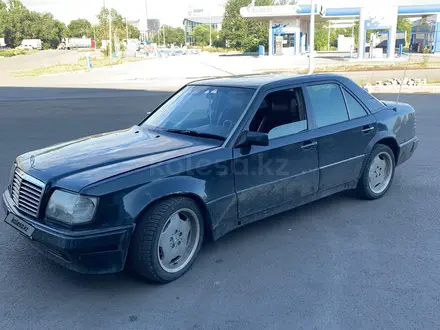 Mercedes-Benz E 320 1994 года за 1 900 000 тг. в Караганда – фото 2