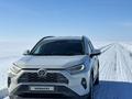 Toyota RAV4 2021 года за 15 500 000 тг. в Уральск – фото 2