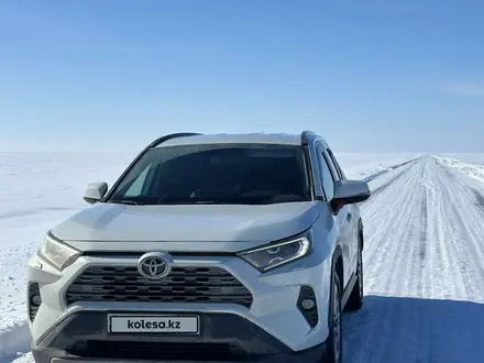 Toyota RAV4 2021 года за 15 500 000 тг. в Уральск – фото 2
